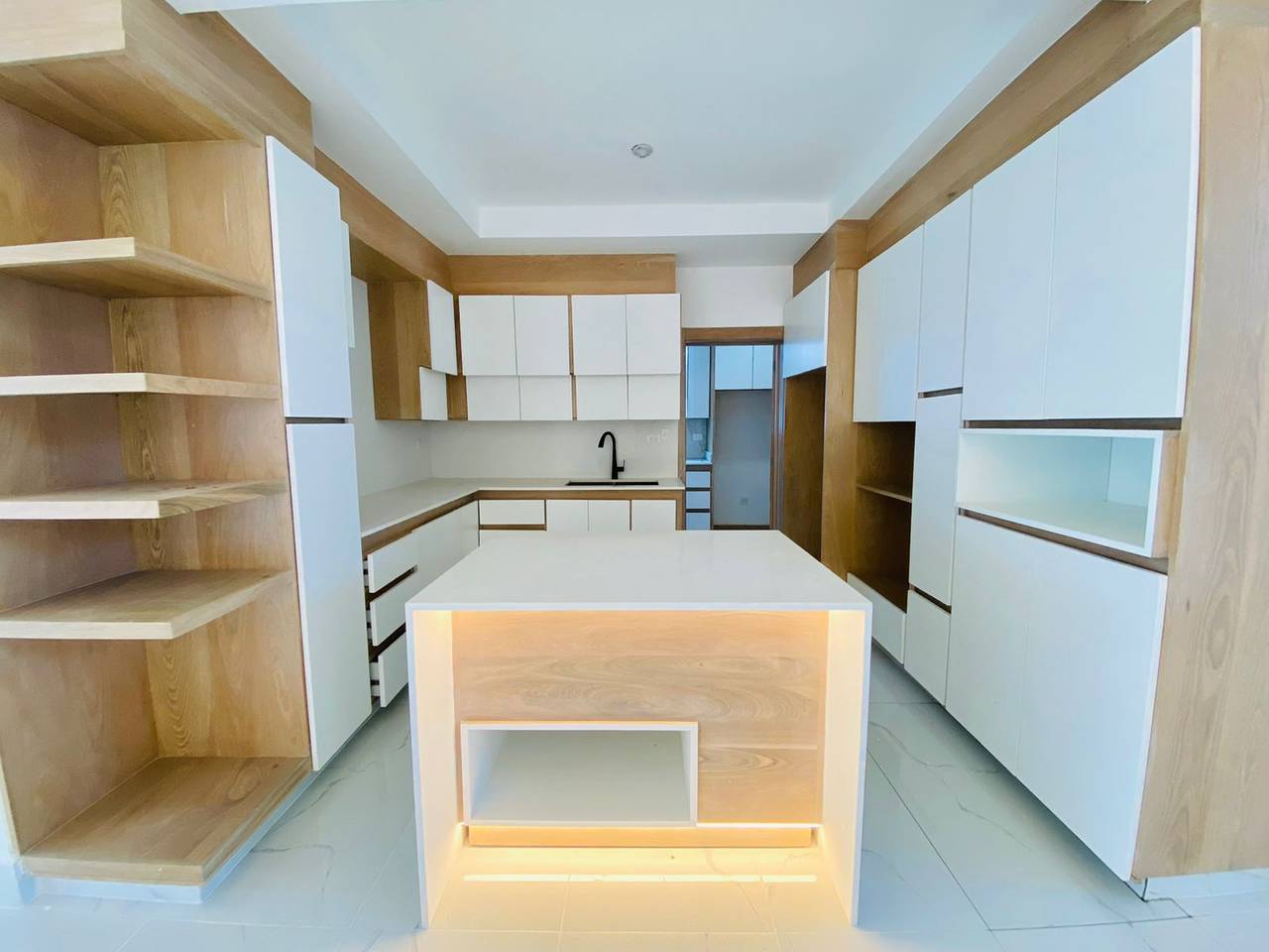 Moderna Casa con 4 Habitaciones y Patio con Terraza de Venta en Urbanización Privada de los Llanos de Gurabo!