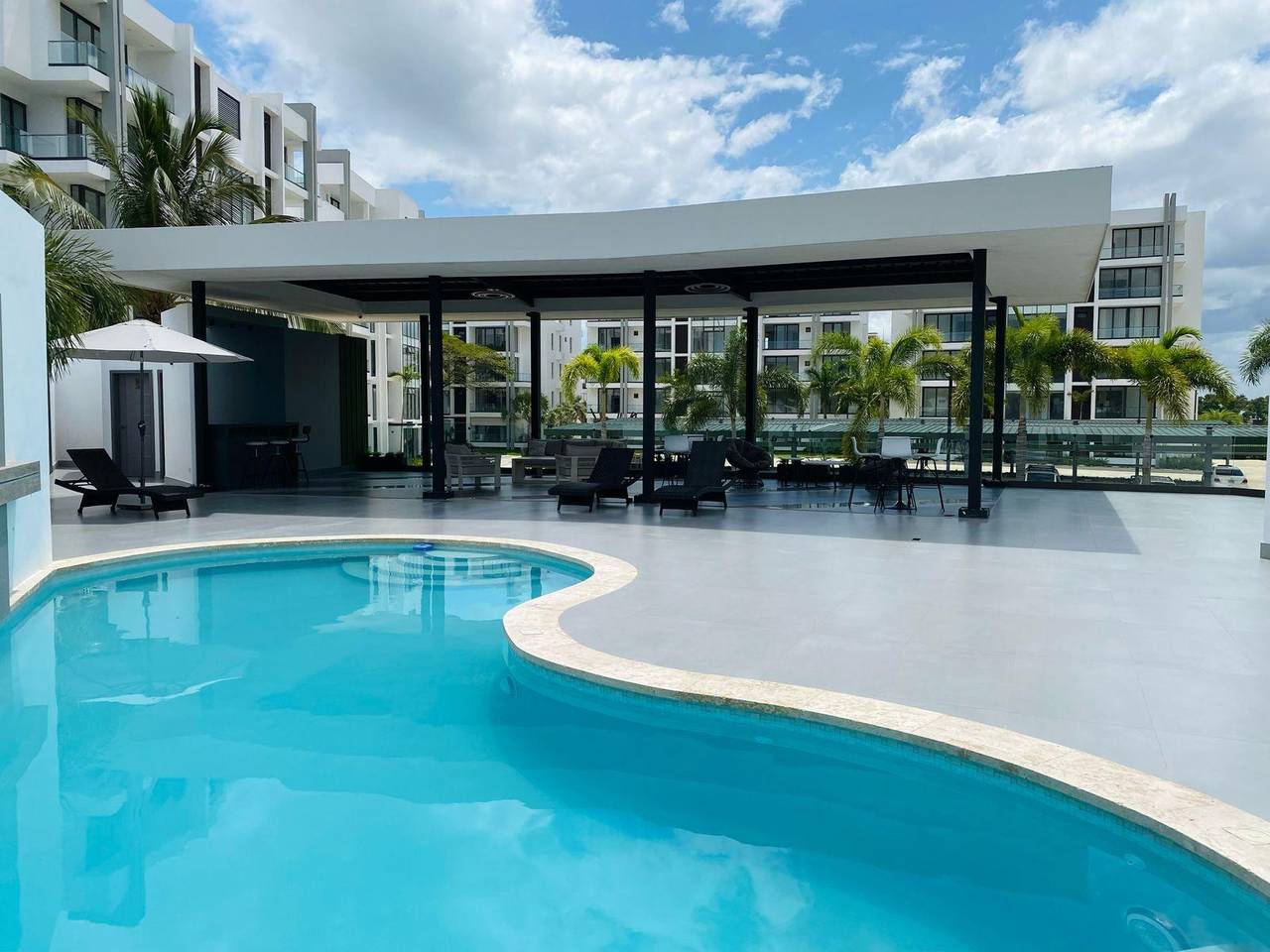 Amplios Apartamentos de Lujo con 3 Habitaciones, Piscina y Gimnasio de Venta en Cerro Hermoso!