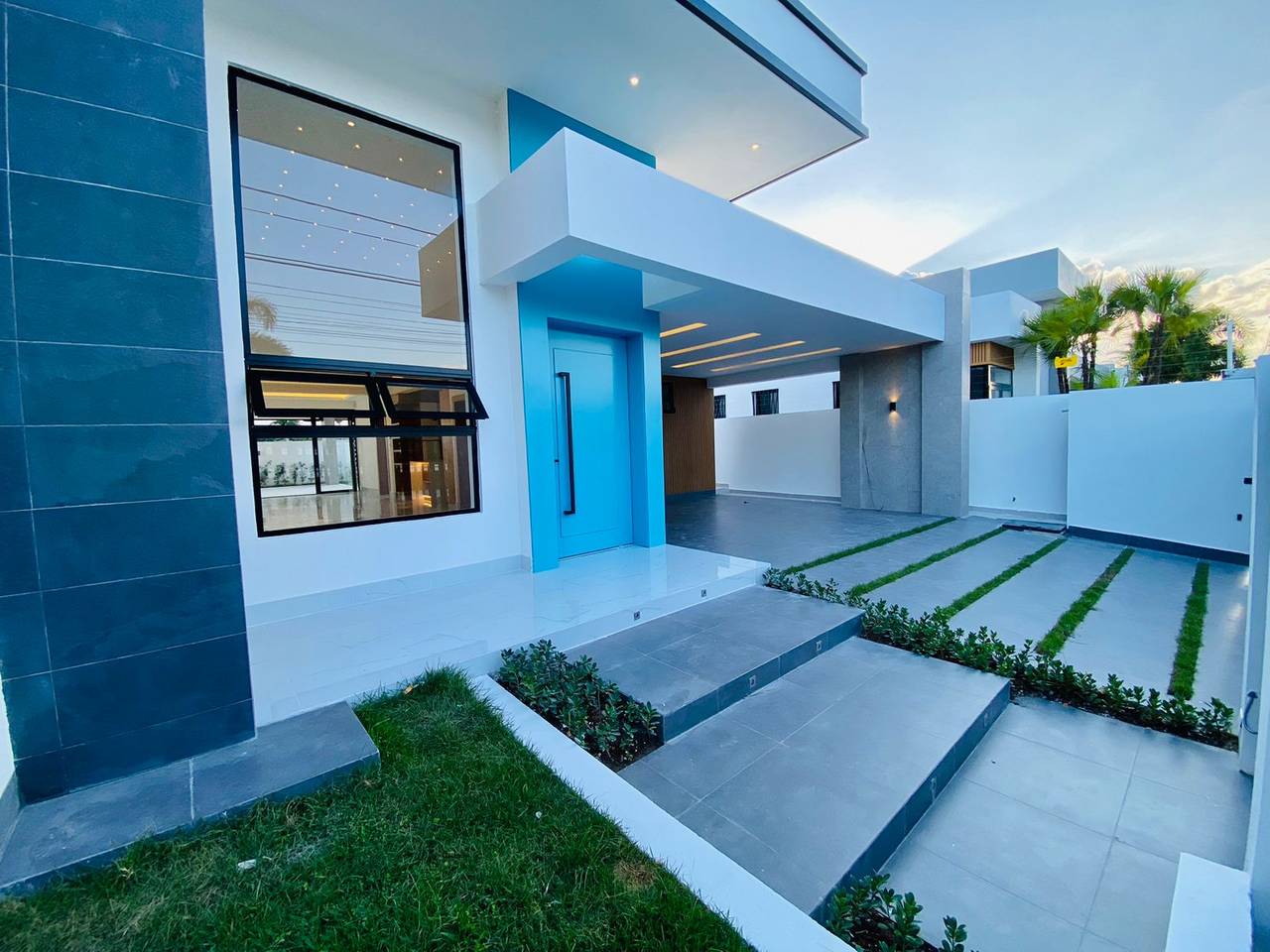Moderna Casa con 4 Habitaciones y Patio con Terraza de Venta en Urbanización Privada de los Llanos de Gurabo!