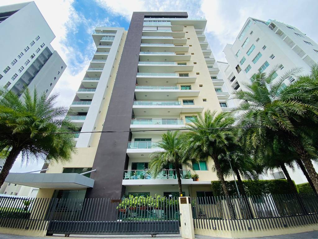 Elegante y Moderno Apartamento con 3 Habitaciones, Piscina Climatizada y Gimnasio Equipado de Venta en La Esmeralda!