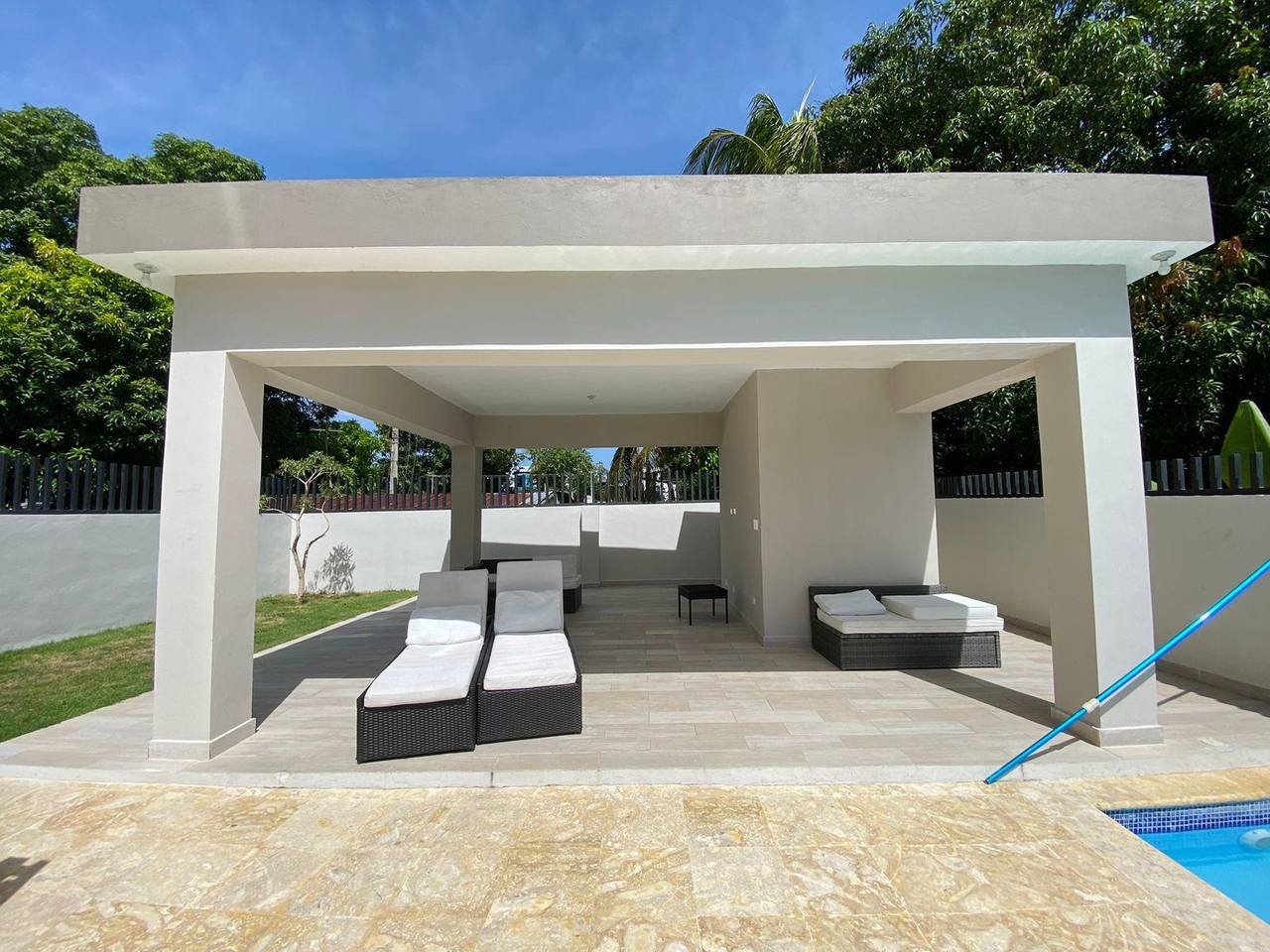 Grandiosos Apartamentos Nuevos con 3 Habitaciones, Piscina y 2 Parqueos de Venta en Los Llanos de Gurabo!