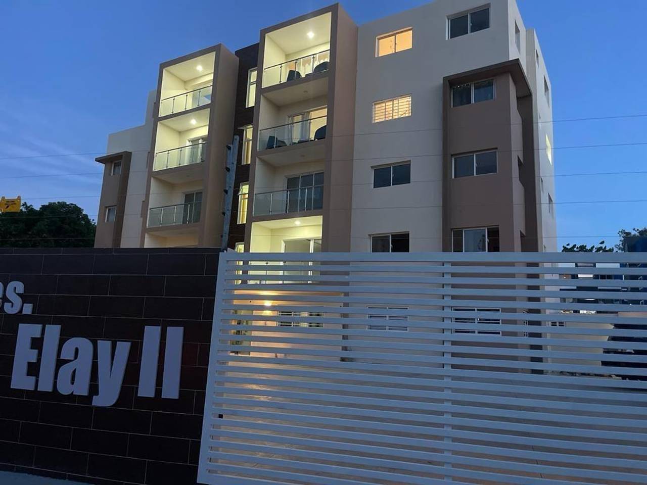 Apartamento en 2do Nivel con 3 Habitaciones y 2 Parqueos de Venta en Embrujo 3ero!