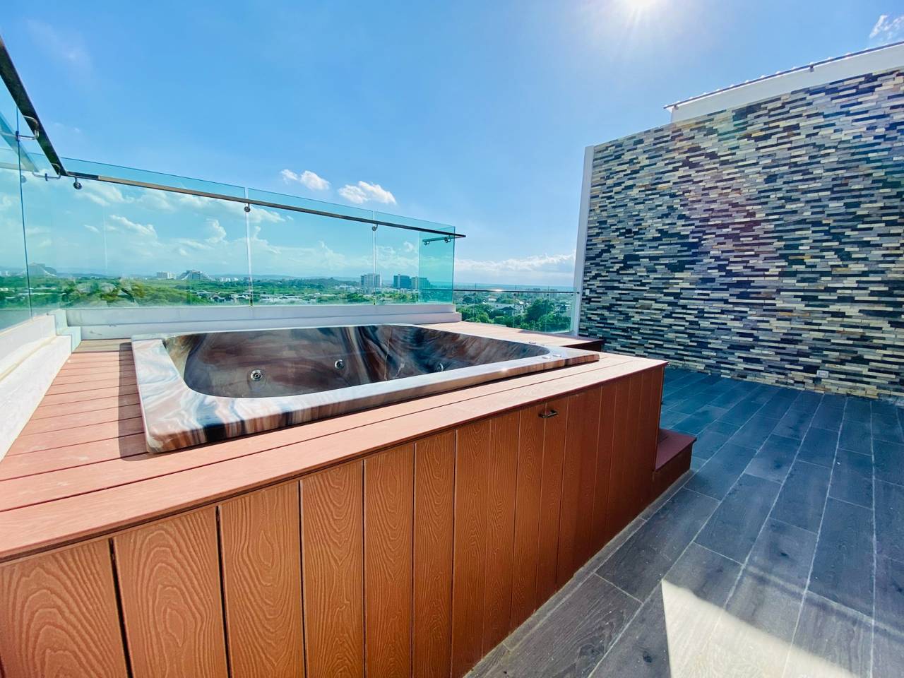 Penthouse de 3 Habitaciones con Terraza Privada y Jacuzzi Instalado de Venta en Los Laureles!