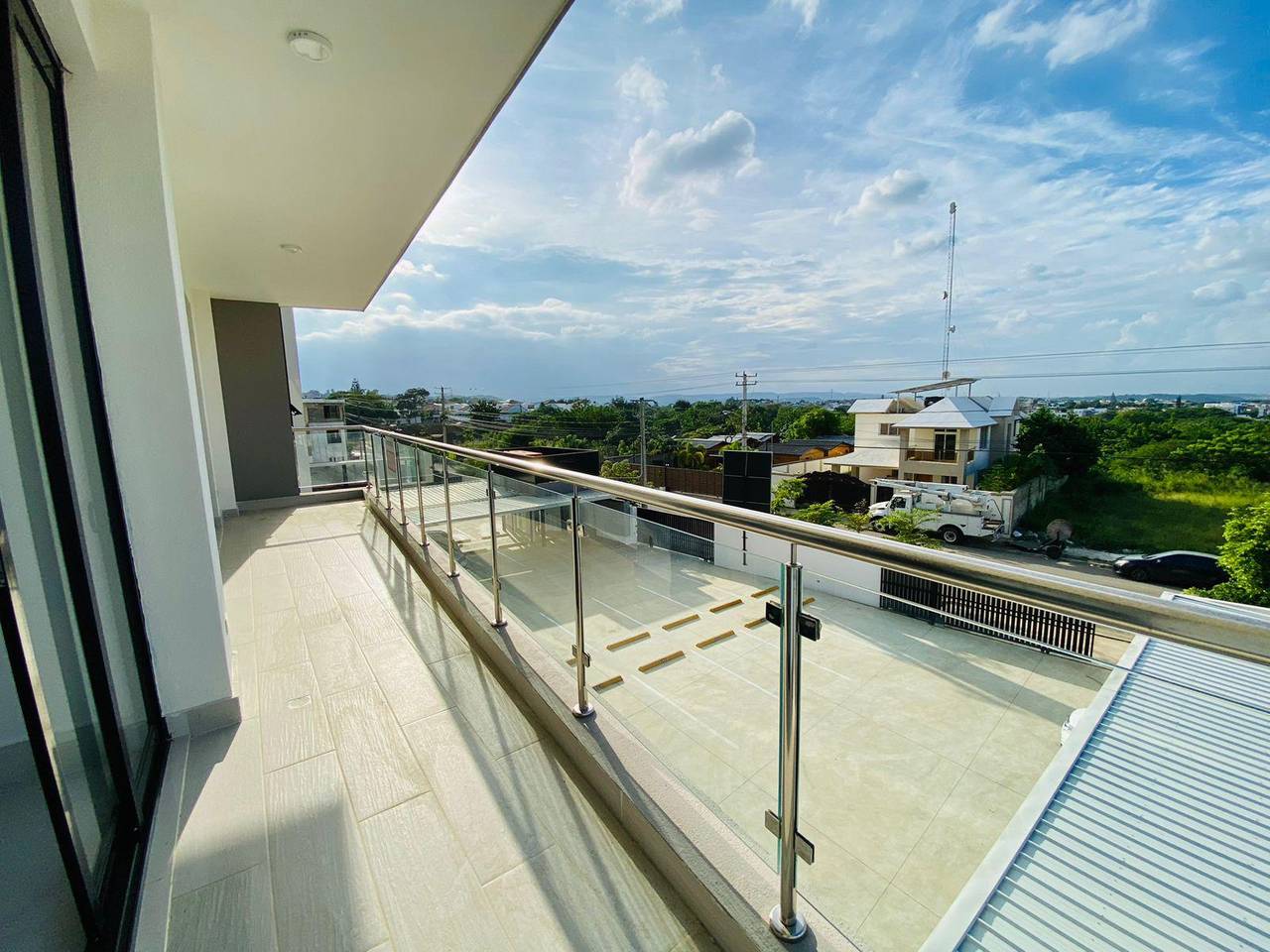 Amplios y Elegantes Apartamentos de 3 Habitaciones con Area Social Amueblada de Venta en la Urb. Thomen, Av. Hispanoamericana!