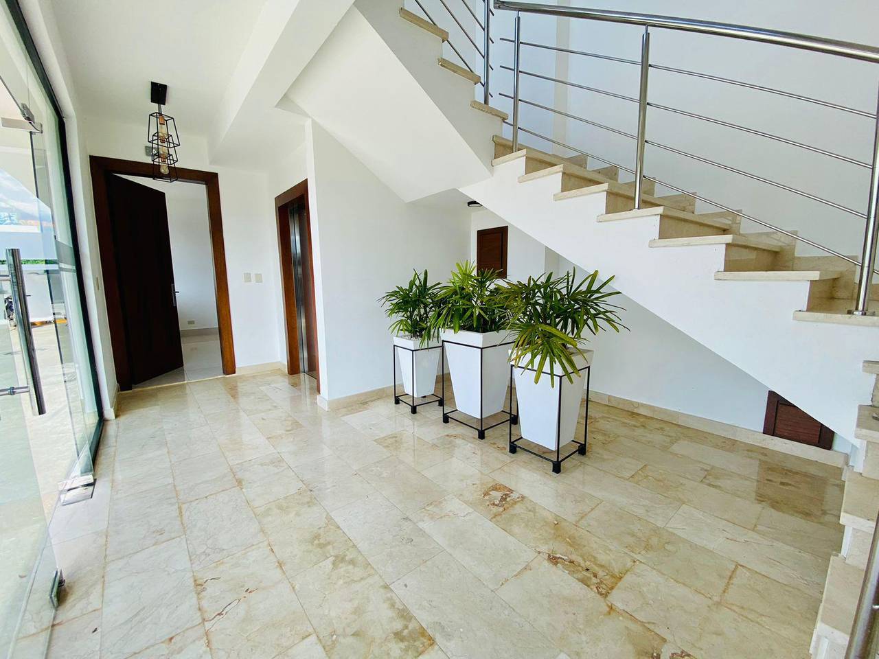 Amplios y Elegantes Apartamentos de 3 Habitaciones con Area Social Amueblada de Venta en la Urb. Thomen, Av. Hispanoamericana!