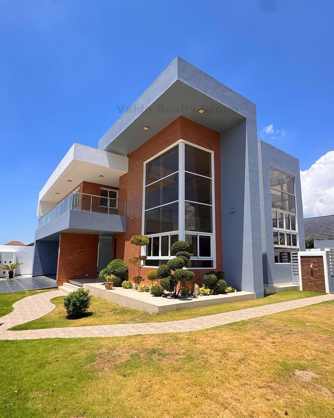 Majestuosa Casa de Lujo con 4 Habitaciones y Piscina de Venta en Residencial Cerrado de los Llanos de Gurabo!