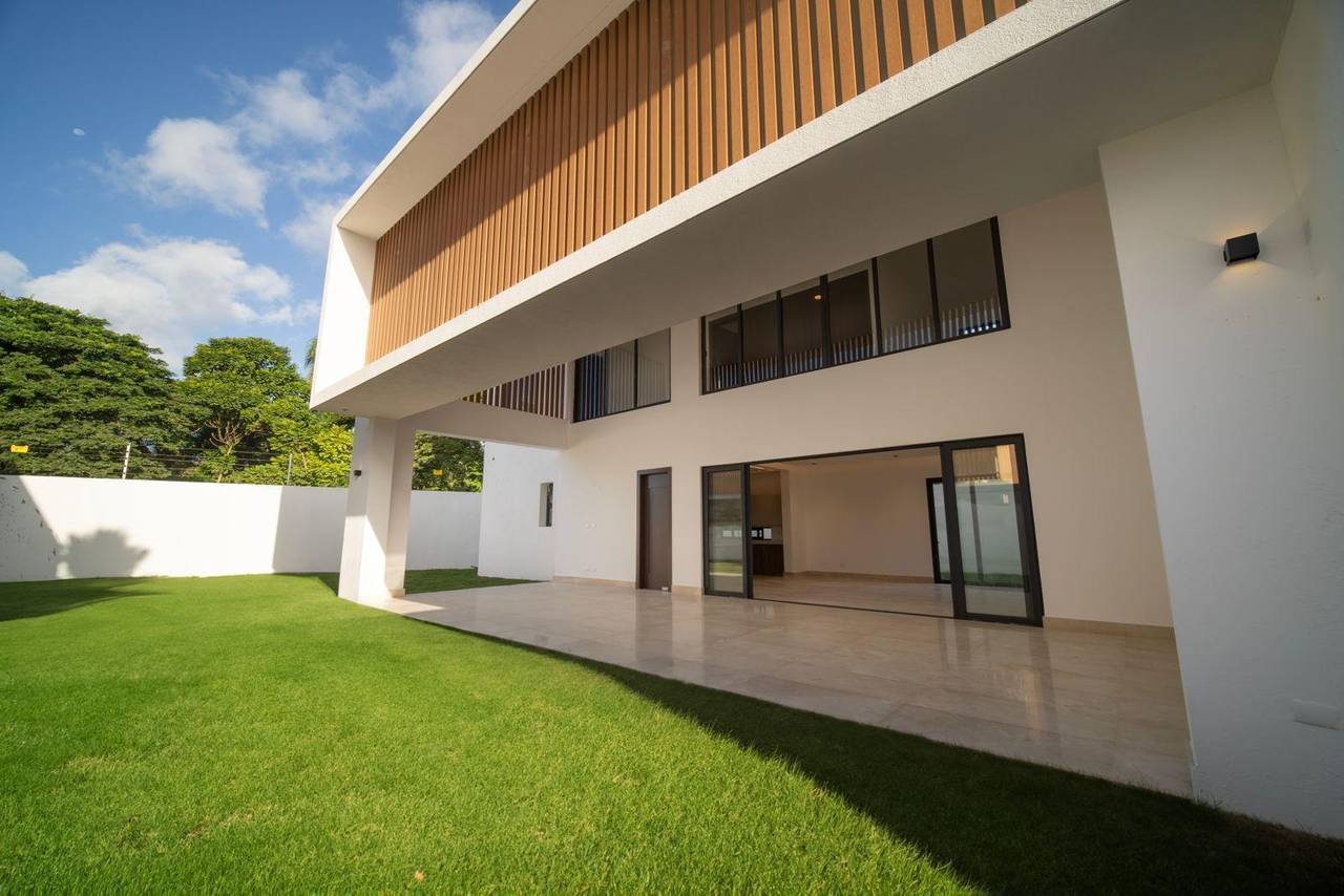 Hermosa Casa de 4 Habitaciones con Dormitorio en Planta Baja y un Amplio Patio de Venta en Las Carmelitas!