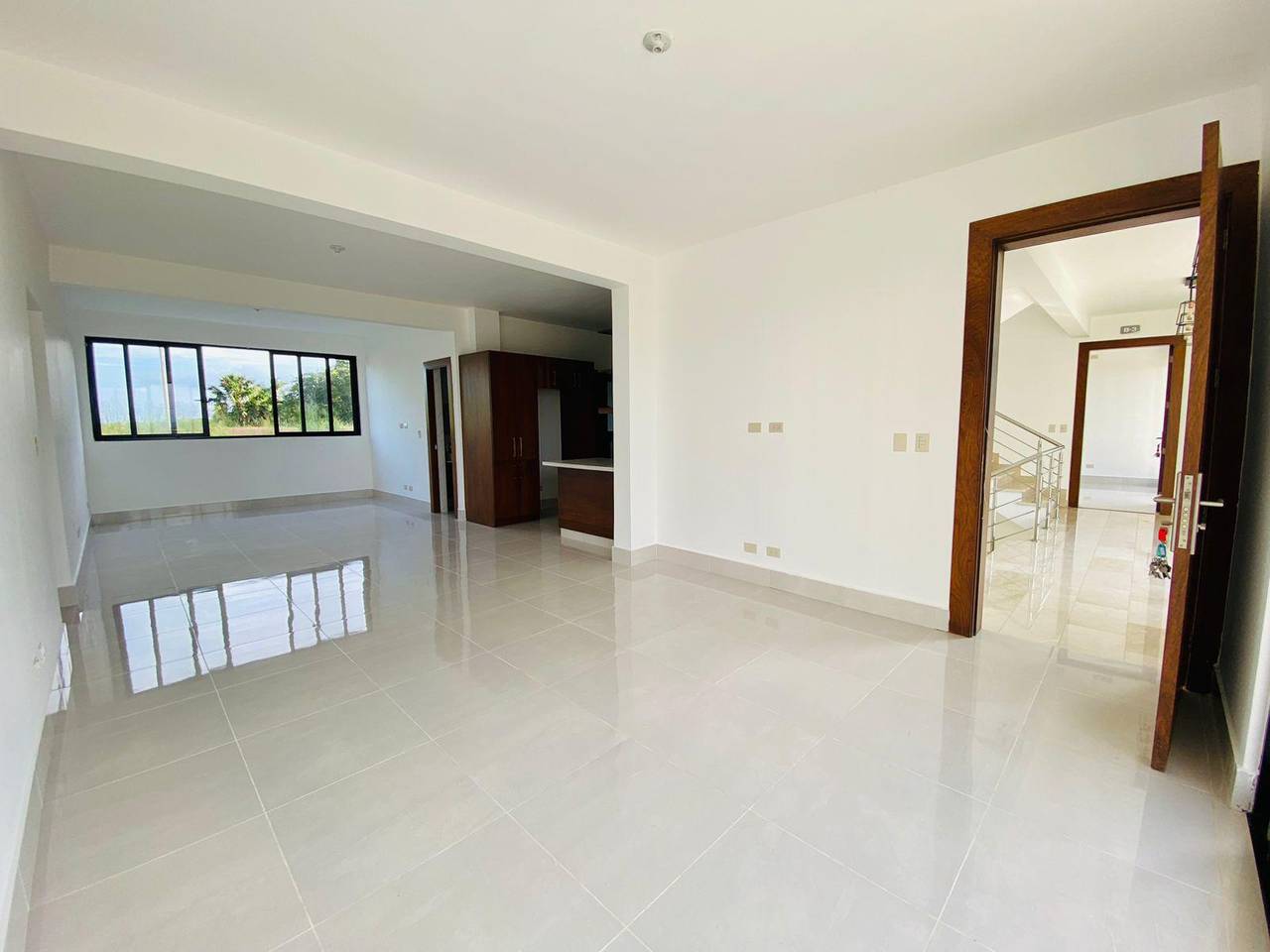 Amplios y Elegantes Apartamentos de 3 Habitaciones con Area Social Amueblada de Venta en la Urb. Thomen, Av. Hispanoamericana!