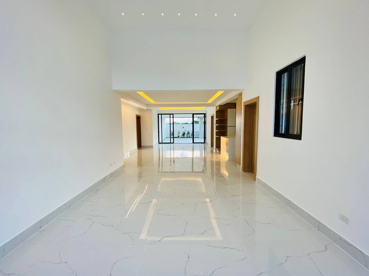 Moderna Casa con 4 Habitaciones y Patio con Terraza de Venta en Urbanización Privada de los Llanos de Gurabo!