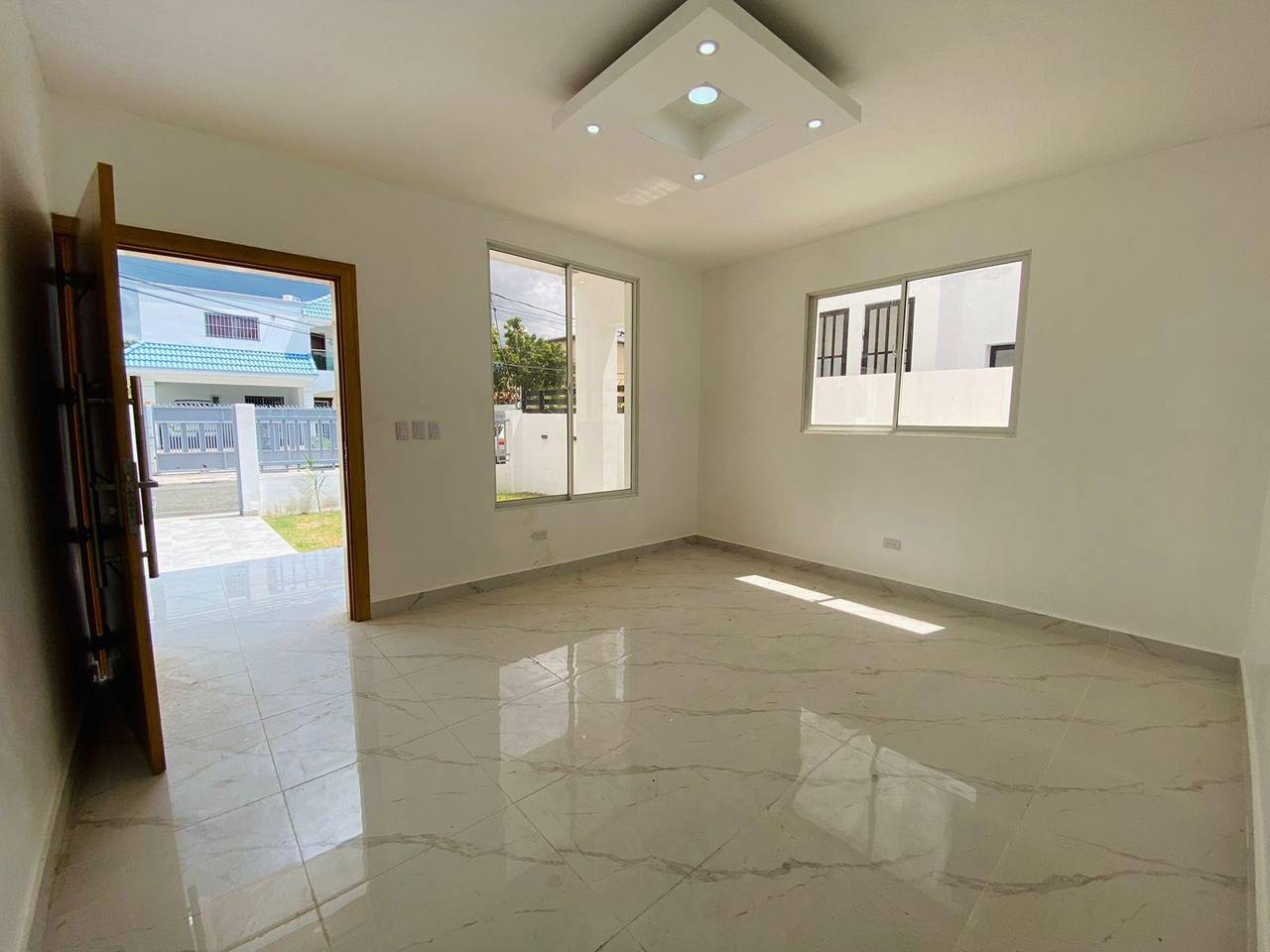 Fantástica Casa con 3 Habitaciones y Patio Trasero de Venta en Residencial Cerrado de los Llanos de Gurabo!
