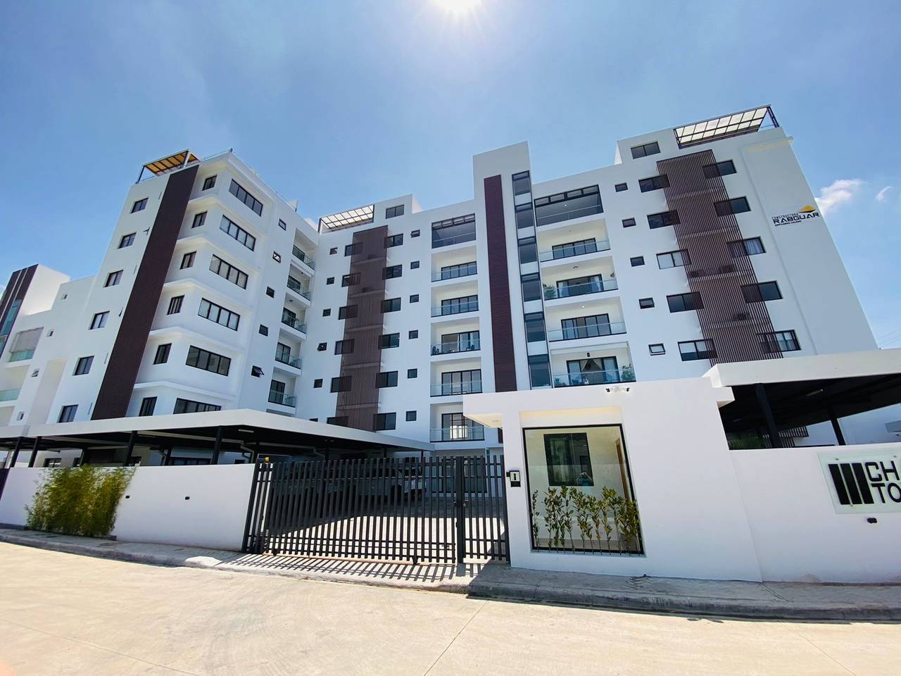 Apartamento Primer Nivel con 3 Habitaciones y 2 Parqueos Techados de Venta en Jardines del Este!