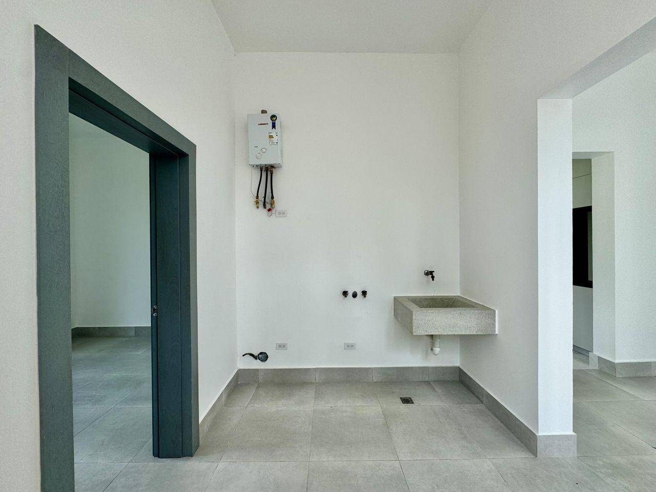 Moderna Casa de Lujo con 4 Habitaciones y un Inmenso Patio Verde de Venta en Las Carmelitas!