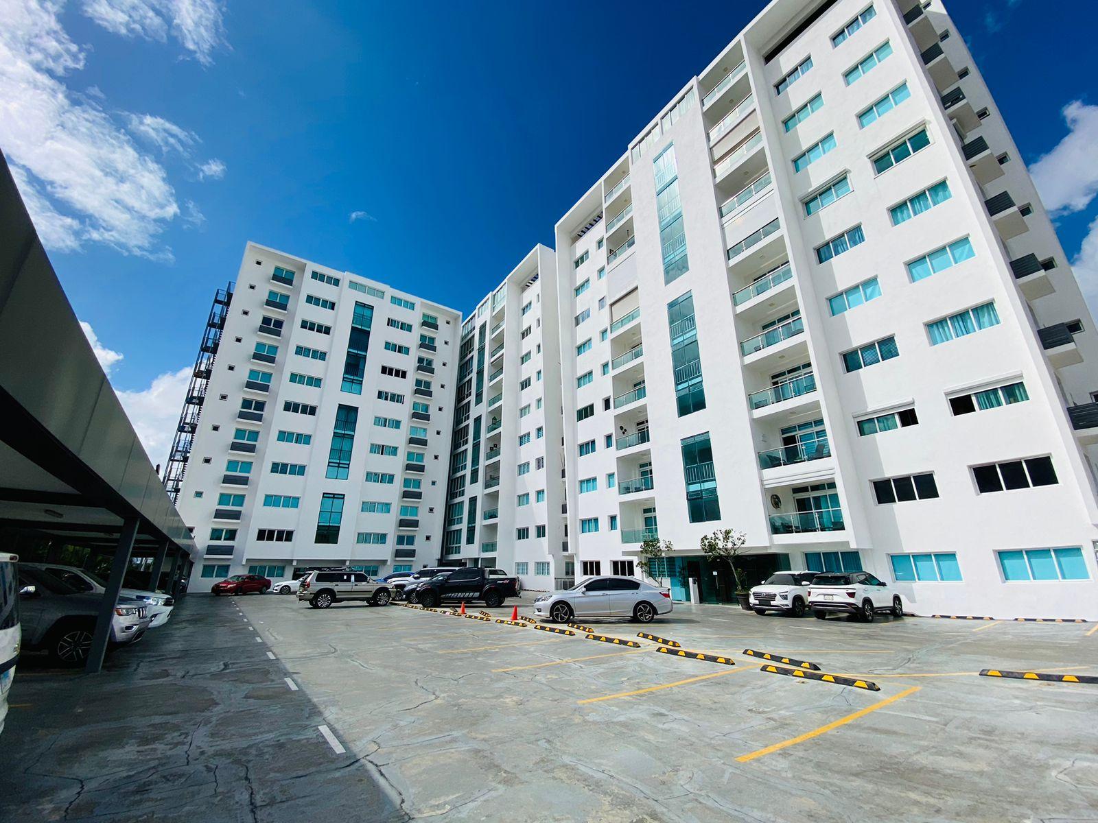 Apartamento Completamente Amueblado con 3 Habitaciones, 2 Parqueos y Piscina de Venta en Rincón Largo!