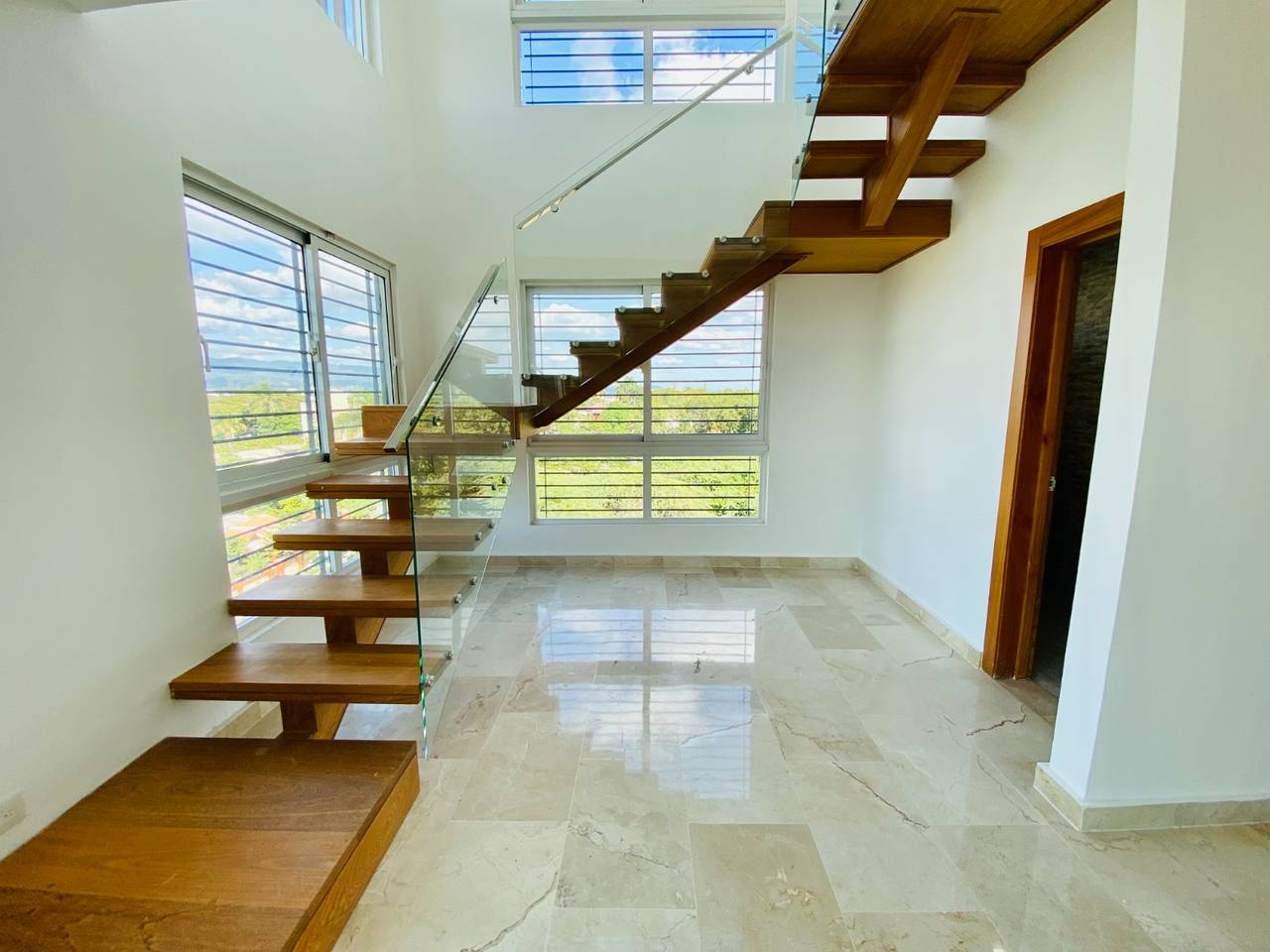 Penthouse de 3 Habitaciones con Terraza Privada y Jacuzzi Instalado de Venta en Los Laureles!