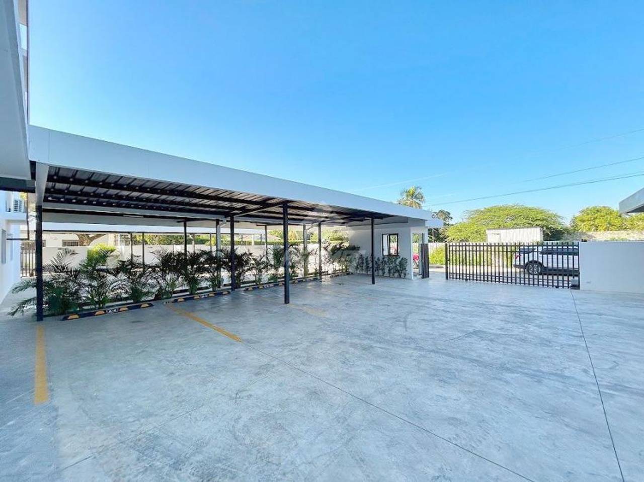 Apartamento Primer Nivel con 3 Habitaciones y 2 Parqueos Techados de Venta en Jardines del Este!
