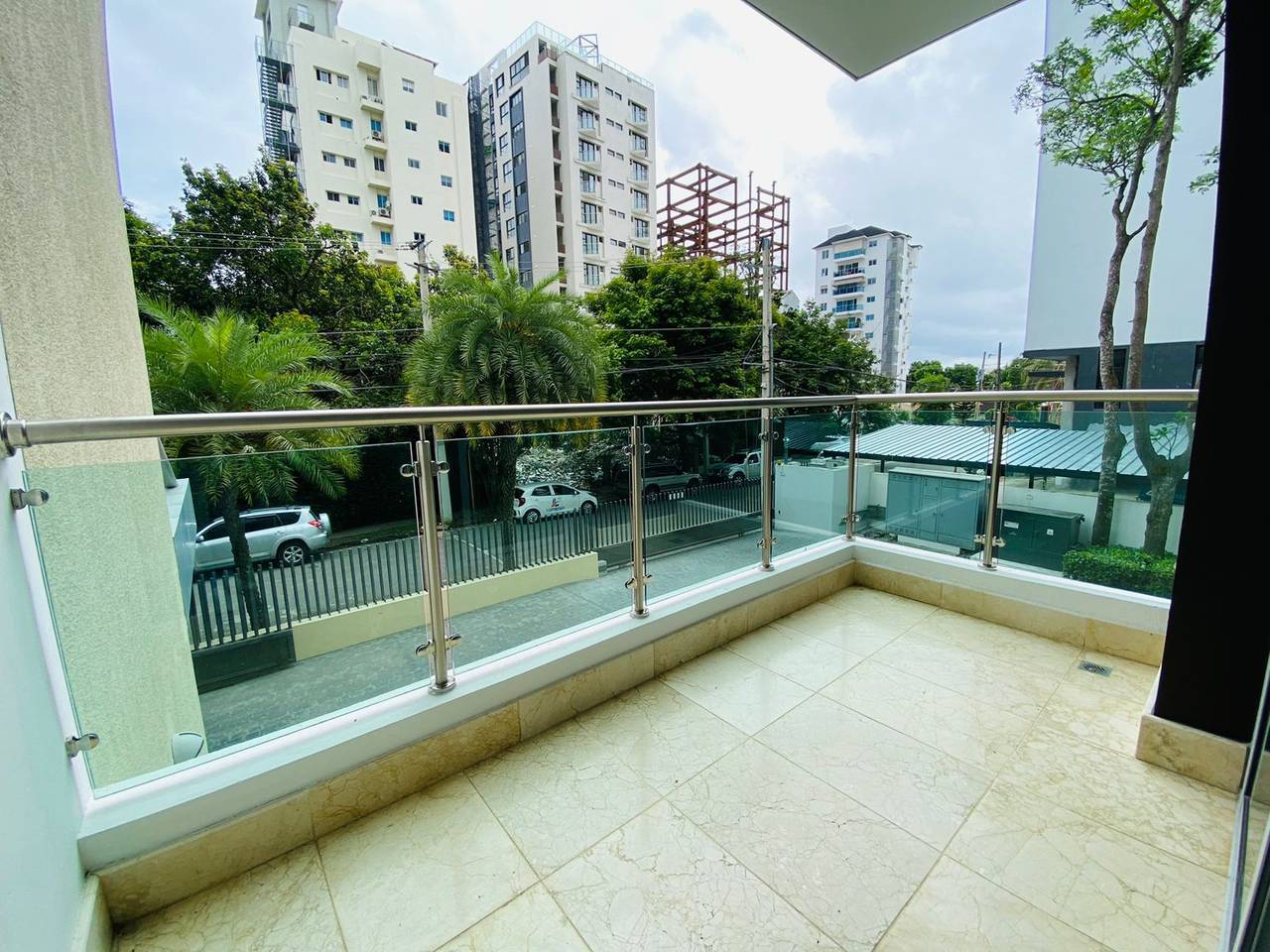 Elegante y Moderno Apartamento con 3 Habitaciones, Piscina Climatizada y Gimnasio Equipado de Venta en La Esmeralda!