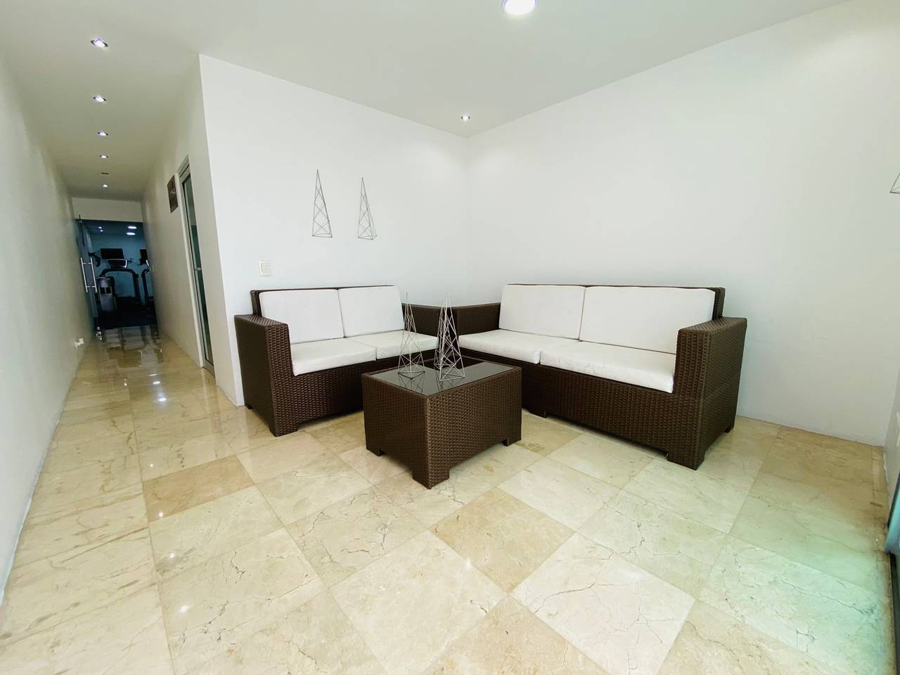 Elegante y Moderno Apartamento con 3 Habitaciones, Piscina Climatizada y Gimnasio Equipado de Venta en La Esmeralda!