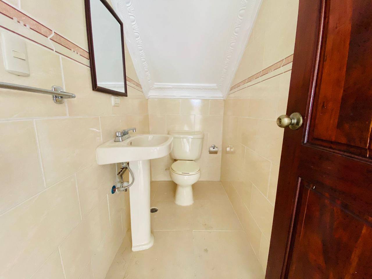 Fantástica Casa Atemporal de 3 Habitaciones y Terraza de Venta en Villa María!