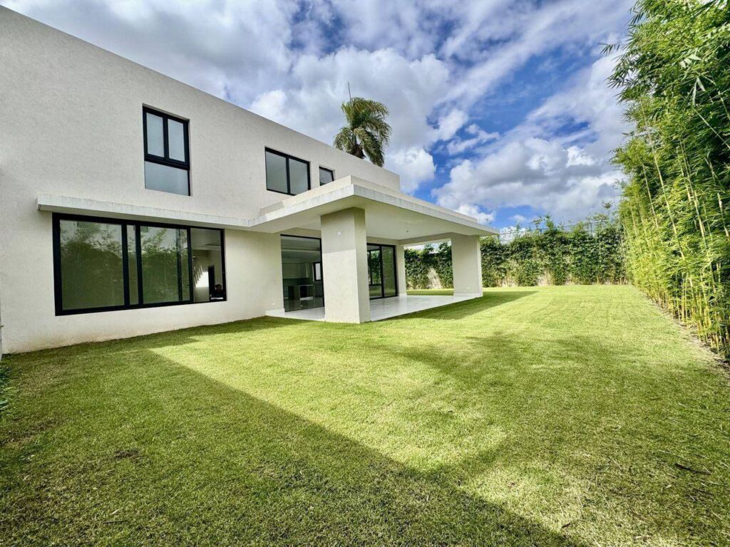 Moderna Casa de Lujo con 4 Habitaciones y un Inmenso Patio Verde de Venta en Las Carmelitas!