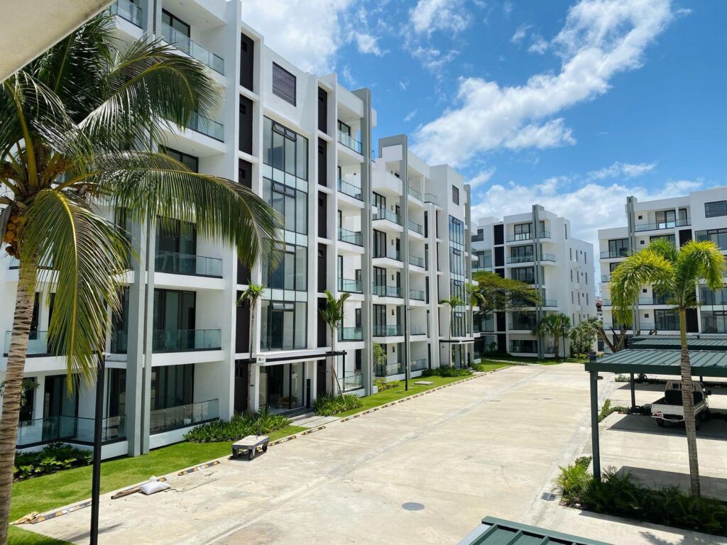 Amplios Apartamentos de Lujo con 3 Habitaciones, Piscina, Gimnasio y Línea Blanca Disponibles para Alquiler en Cerro Hermoso!