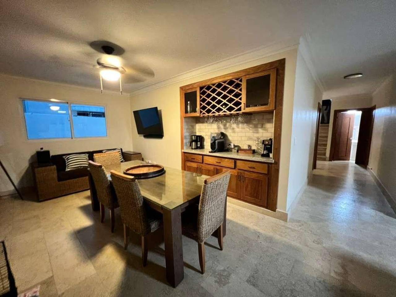 Amplia y Elegante Casa de 2 Niveles con 4 Habitaciones y Terminaciones en Mármol de Venta en Villa María!