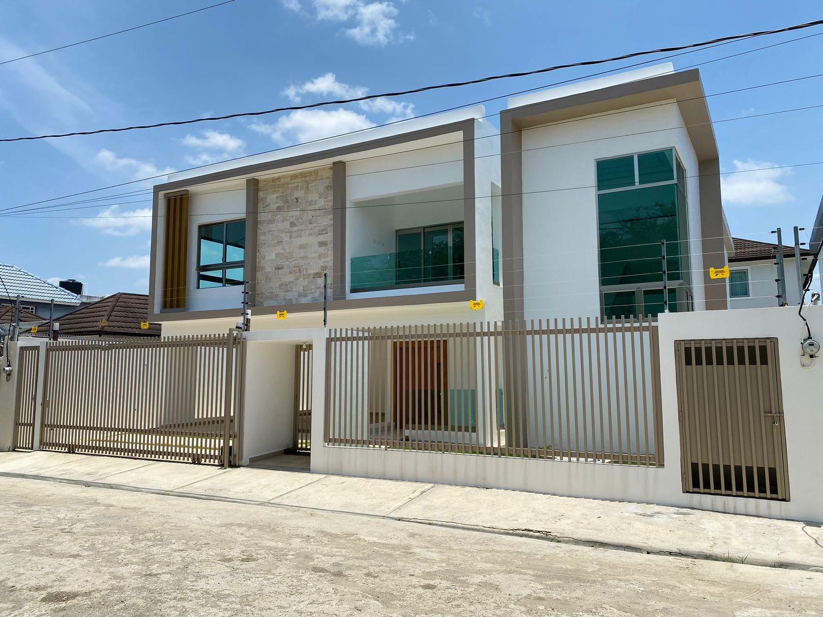 Moderna Casa con Habitación en Planta Baja y 2 Cocinas con Línea Blanca Incluida de Venta en Villa María!