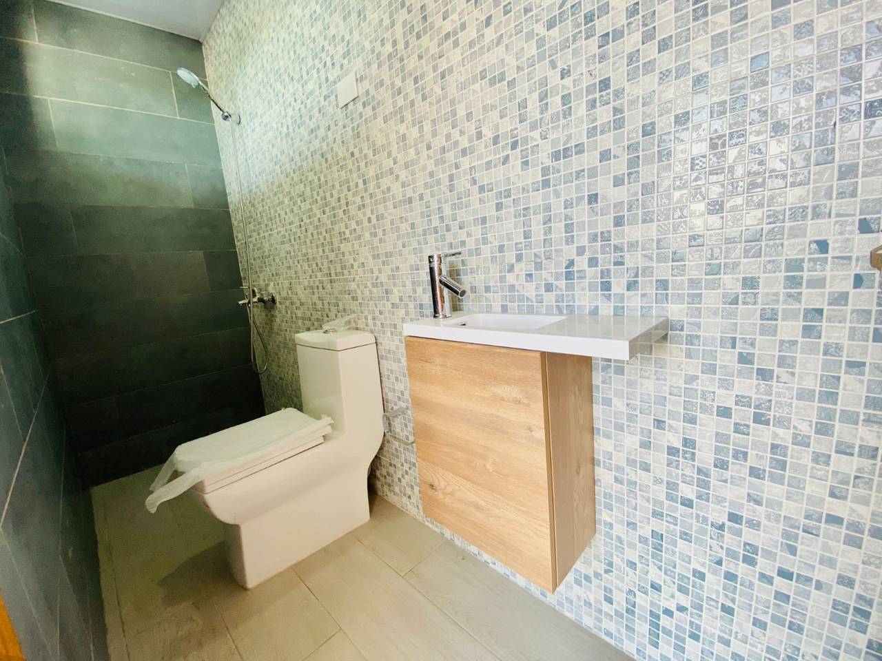 Penthouse de 3 Habitaciones con Terraza Privada y Jacuzzi Instalado de Venta en Los Laureles!