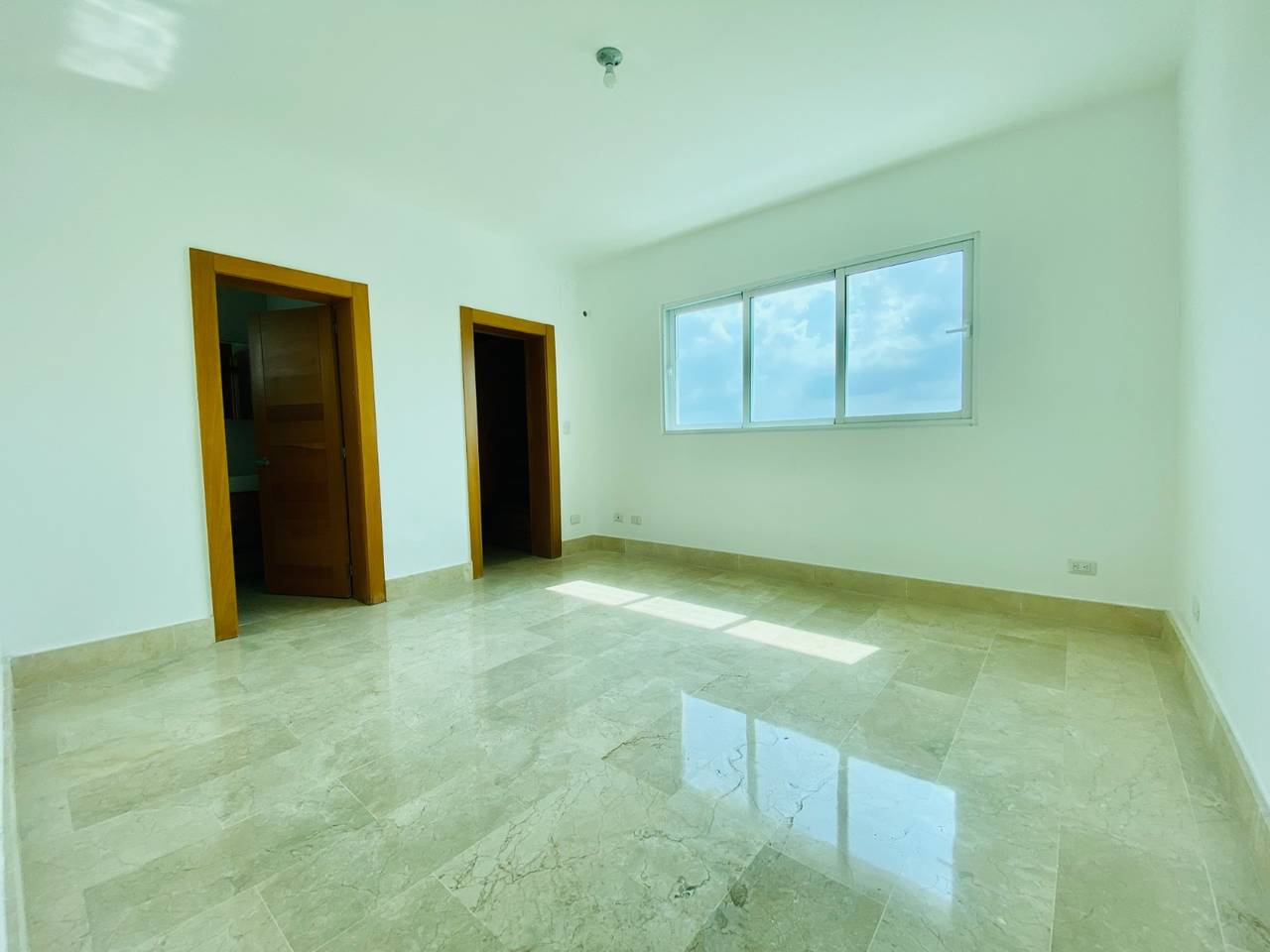 Penthouse de 4 Habitaciones con Terraza Privada, Piscina y 3 Parqueos de Venta en Rincón Largo!