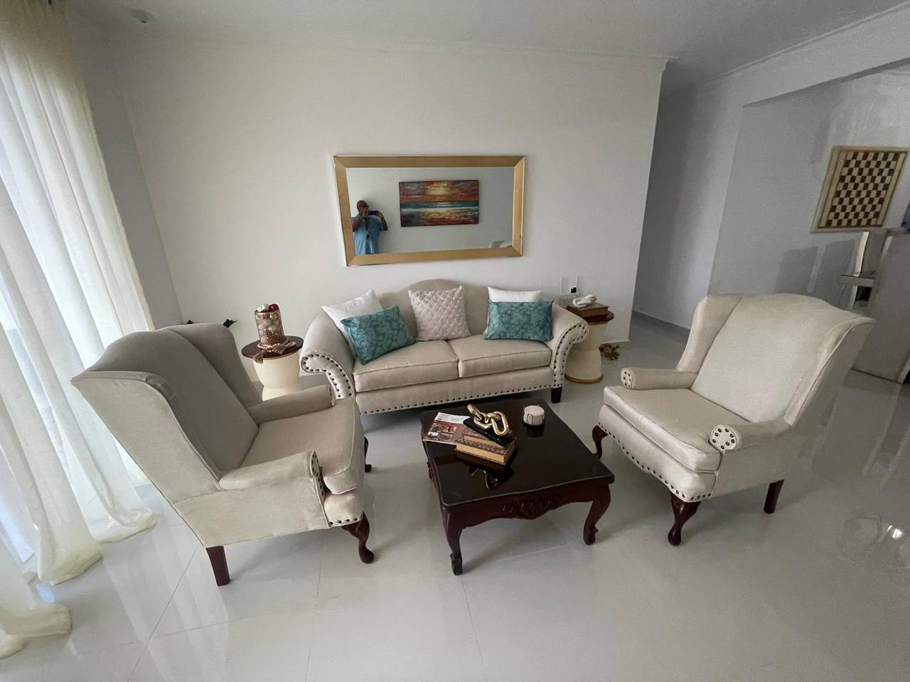 Apartamento en 2do Nivel con 3 Habitaciones y 2 Parqueos de Venta en Embrujo 3ero!