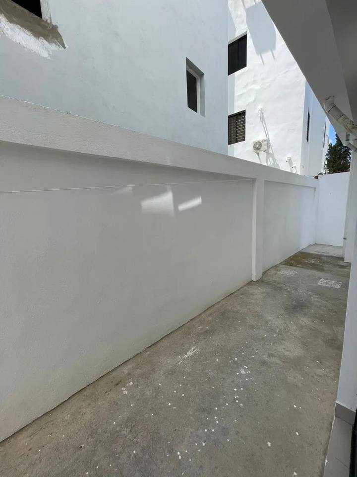 Apartamento Primer Nivel con Patio, 2 Habitaciones y 2 Parqueos de Venta en la Urb. Jardines del Sur, Av. Hispanoamericana!