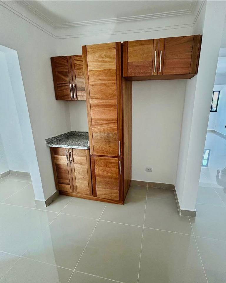 Apartamento en 2do Nivel con Terraza Privada, 3 Habitaciones y 2 Parqueos de Venta en la Urb. Jardines del Sur, Av. Hispanoamericana!