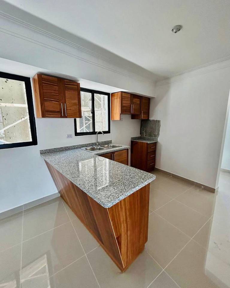 Apartamento en 2do Nivel con Terraza Privada, 3 Habitaciones y 2 Parqueos de Venta en la Urb. Jardines del Sur, Av. Hispanoamericana!