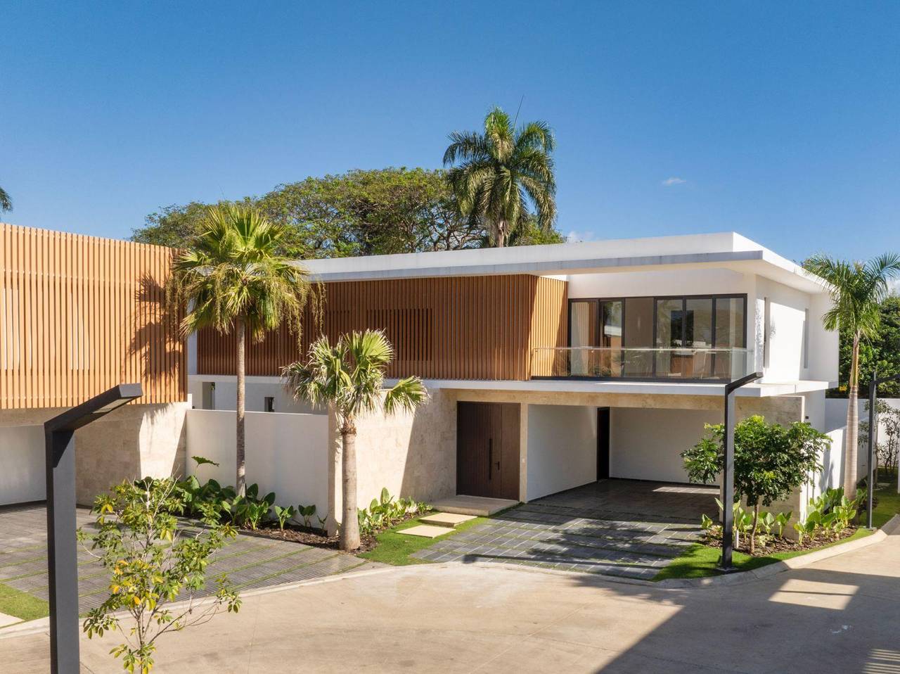 Hermosa Casa de 4 Habitaciones con Dormitorio en Planta Baja y un Amplio Patio de Venta en Las Carmelitas!