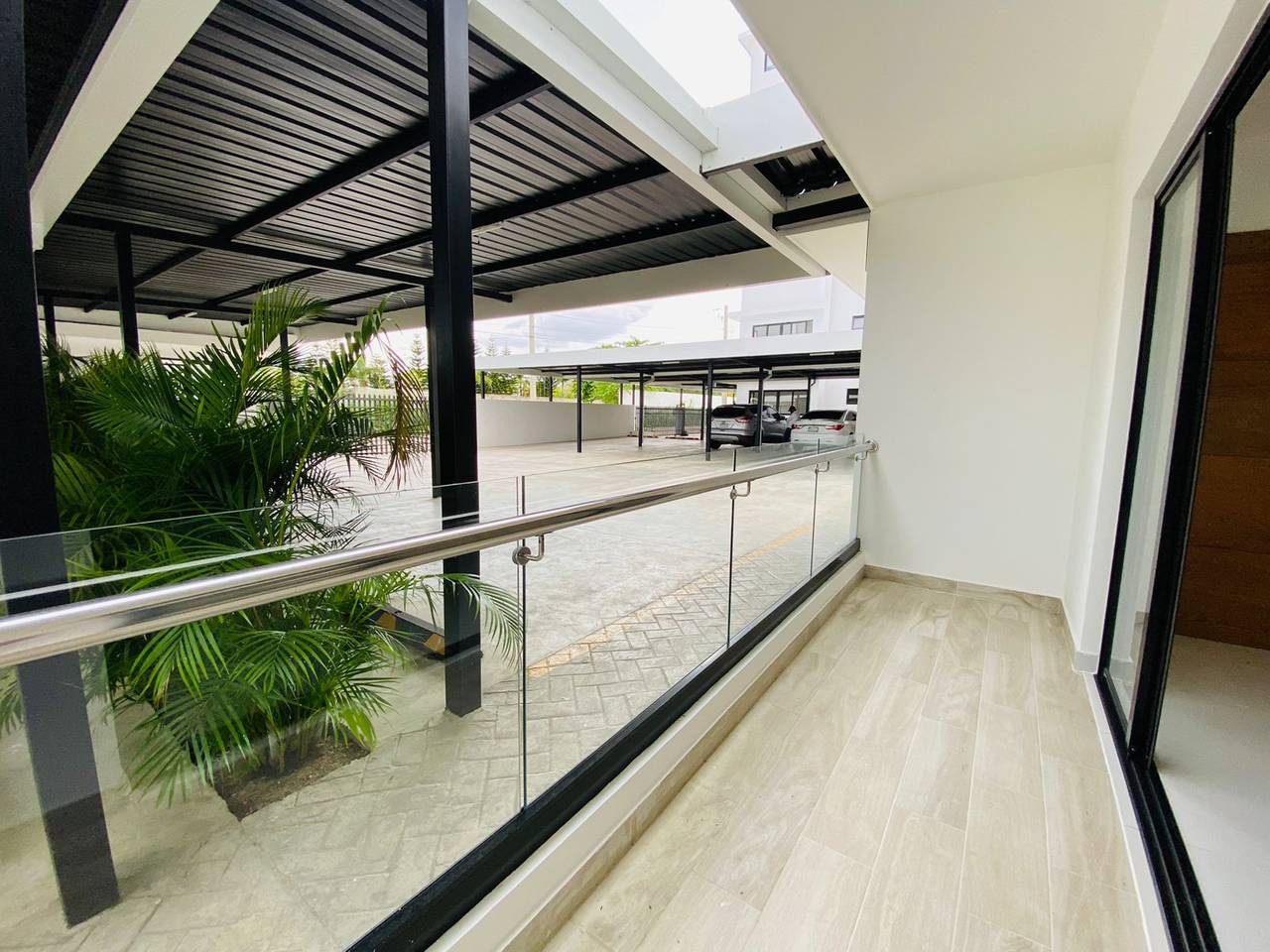 Apartamento Primer Nivel con 3 Habitaciones y 2 Parqueos Techados de Venta en Jardines del Este!
