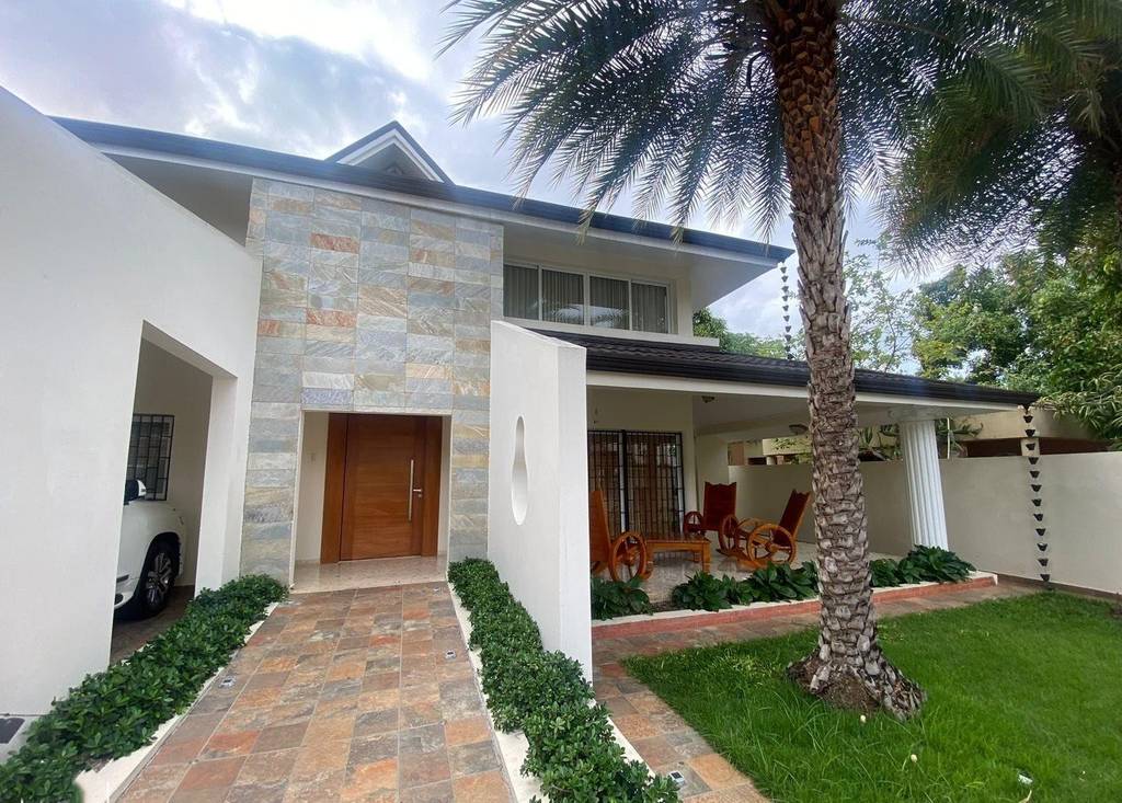 Grandiosa Casa de 4 Habitaciones con Amplio Patio y Terraza de Venta frente a las Quintas de Pontezuela!