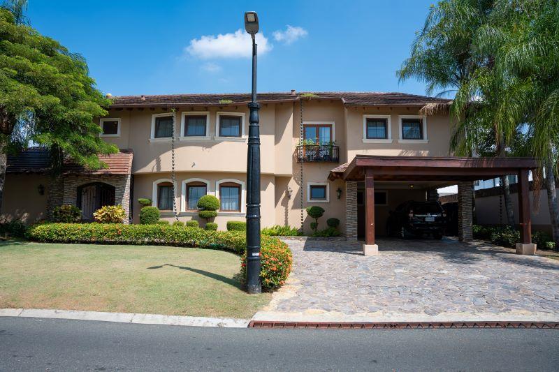 Majestuosa y Exclusiva Casa de 4 Habitaciones y Amplio Patio con Piscina de Venta en Quintas de Pontezuela!