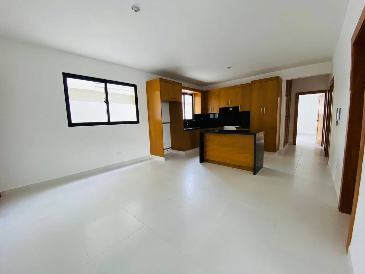 Apartamento Primer Nivel con 3 Habitaciones y 2 Parqueos Techados de Venta en Jardines del Este!