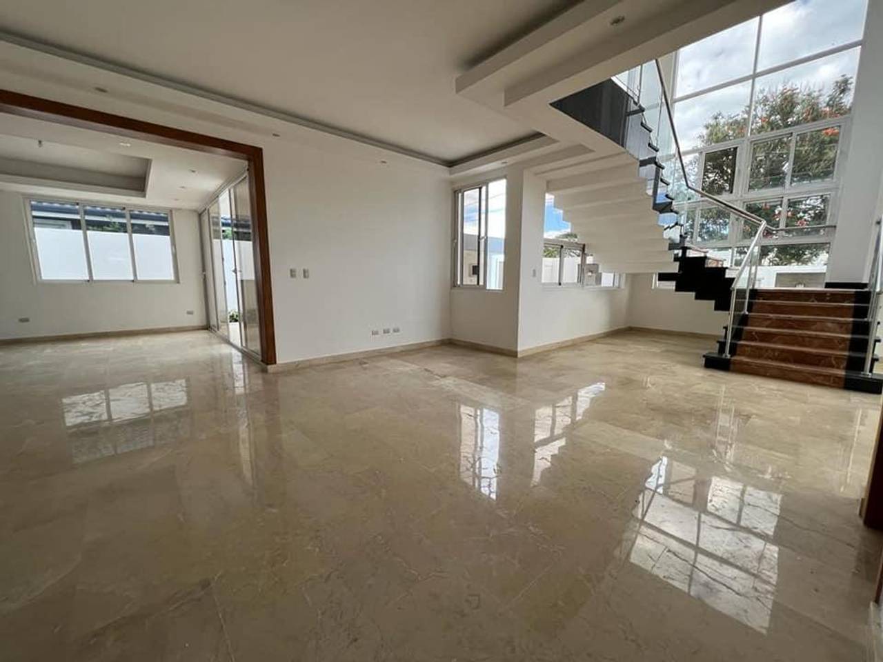 Majestuosa Casa de Lujo con 4 Habitaciones y Piscina de Venta en Residencial Cerrado de los Llanos de Gurabo!