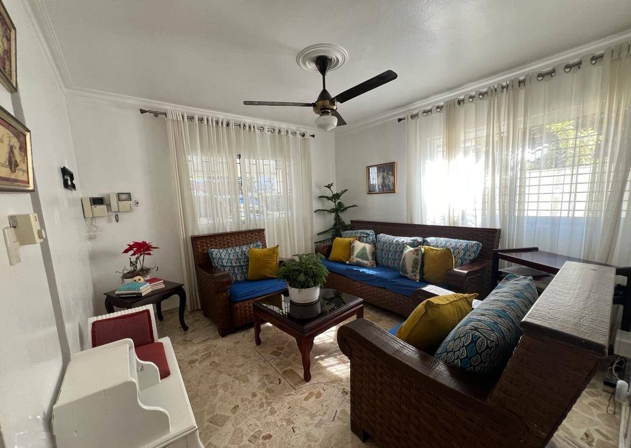 Grandiosa Casa de 4 Habitaciones con Amplio Patio y Terraza de Venta frente a las Quintas de Pontezuela!