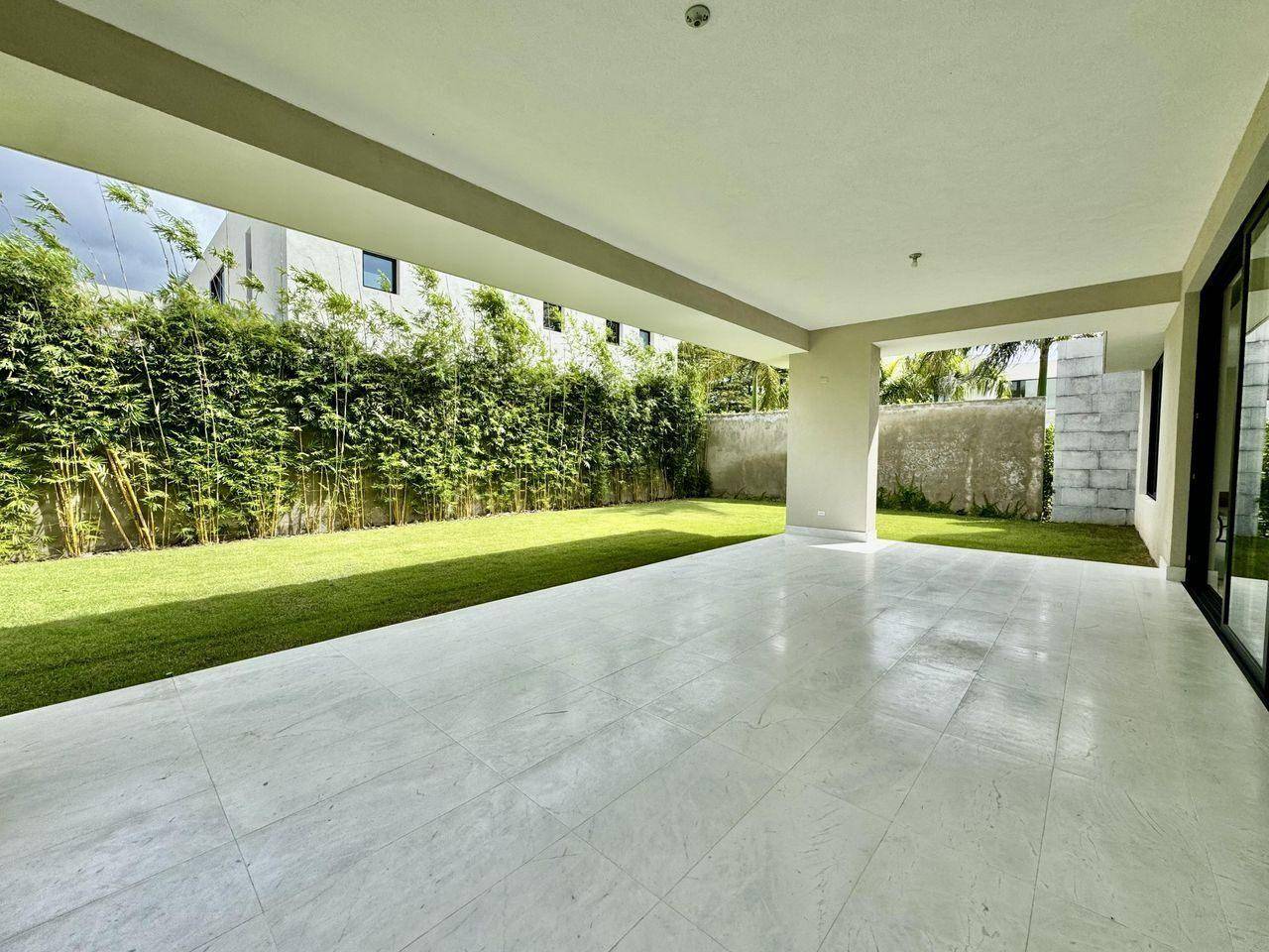 Moderna Casa de Lujo con 4 Habitaciones y un Inmenso Patio Verde de Venta en Las Carmelitas!