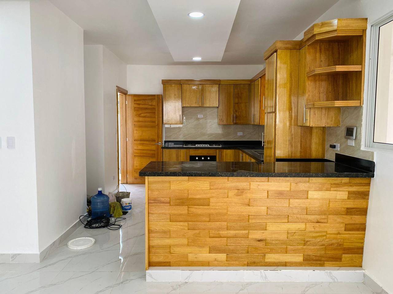 Fantástica Casa con 3 Habitaciones y Patio Trasero de Venta en Residencial Cerrado de los Llanos de Gurabo!