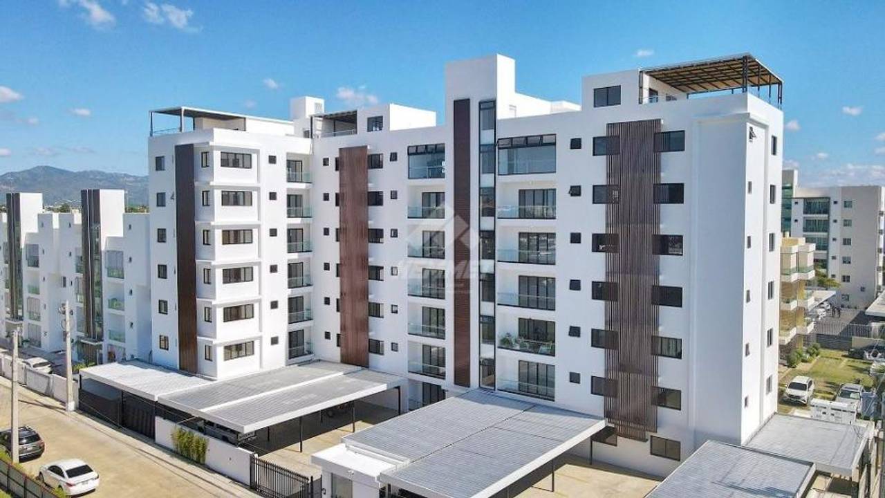 Apartamento Primer Nivel con 3 Habitaciones y 2 Parqueos Techados de Venta en Jardines del Este!