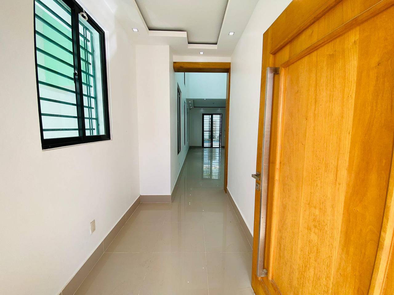 Casa de 2 Niveles con 3 Habitaciones y Piscina de Venta en Urbanización Privada de Pontezuela, Av. 27 de Febrero!