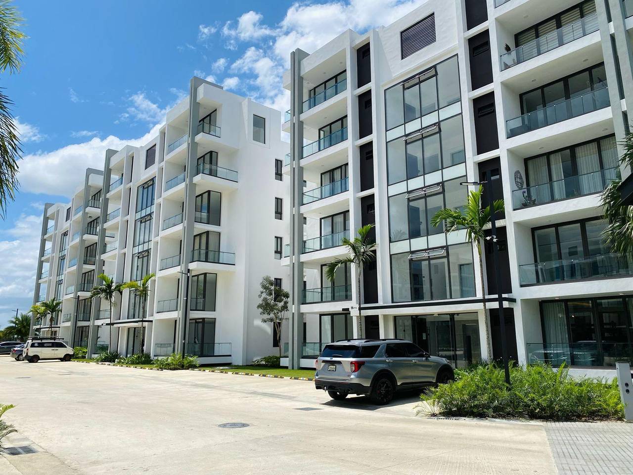 Amplios Apartamentos de Lujo con 3 Habitaciones, Piscina y Gimnasio de Venta en Cerro Hermoso!