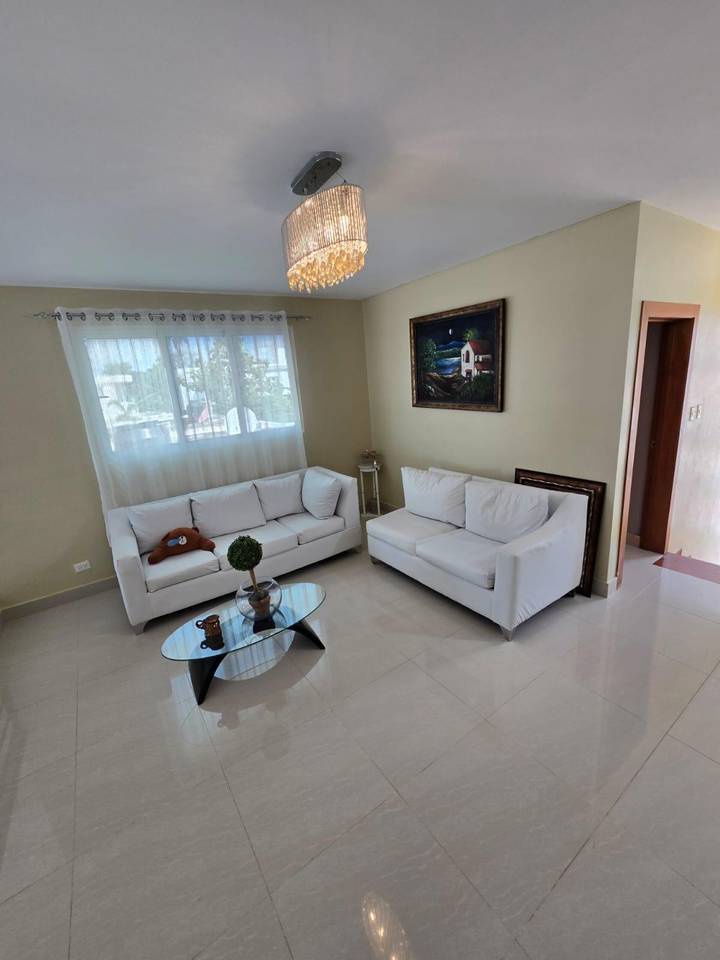 Hermosa casa en Venta con Amplios Espacios y Techos Altos. Pontezuela, Santiago