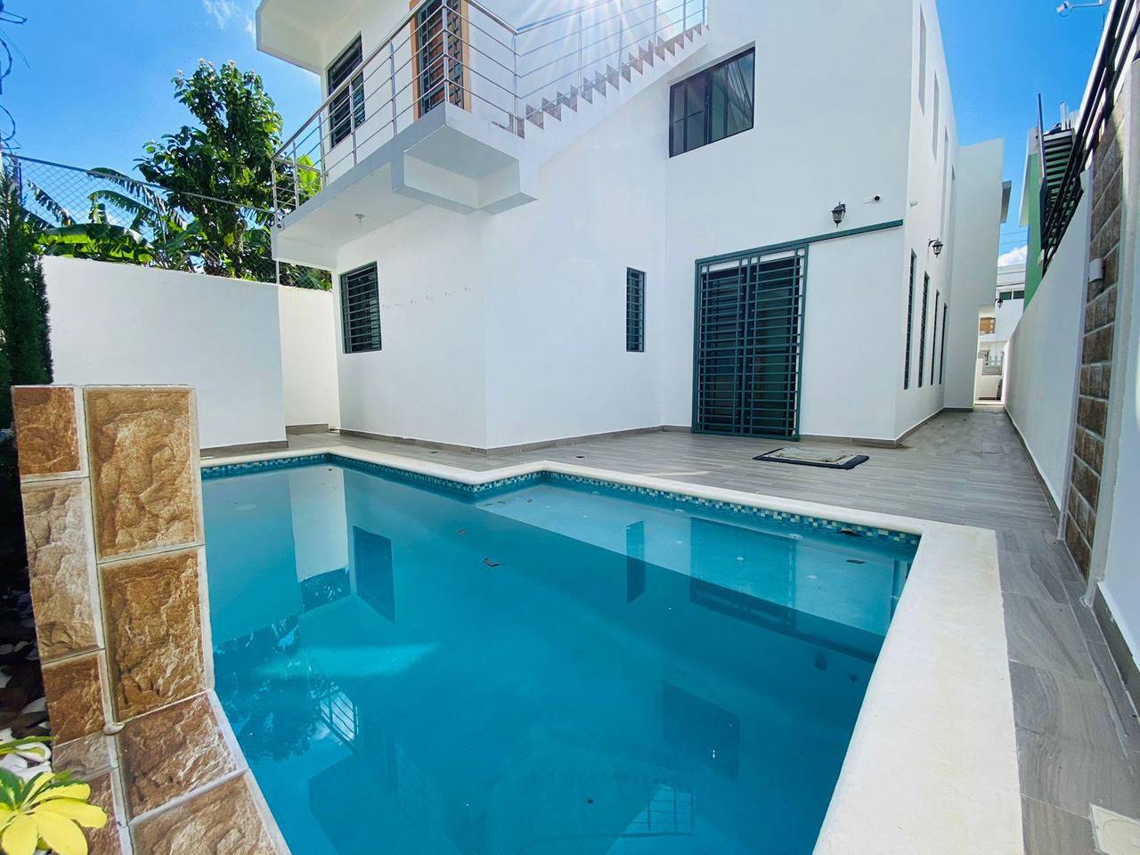 Casa de 2 Niveles con 3 Habitaciones y Piscina de Venta en Urbanización Privada de Pontezuela, Av. 27 de Febrero!