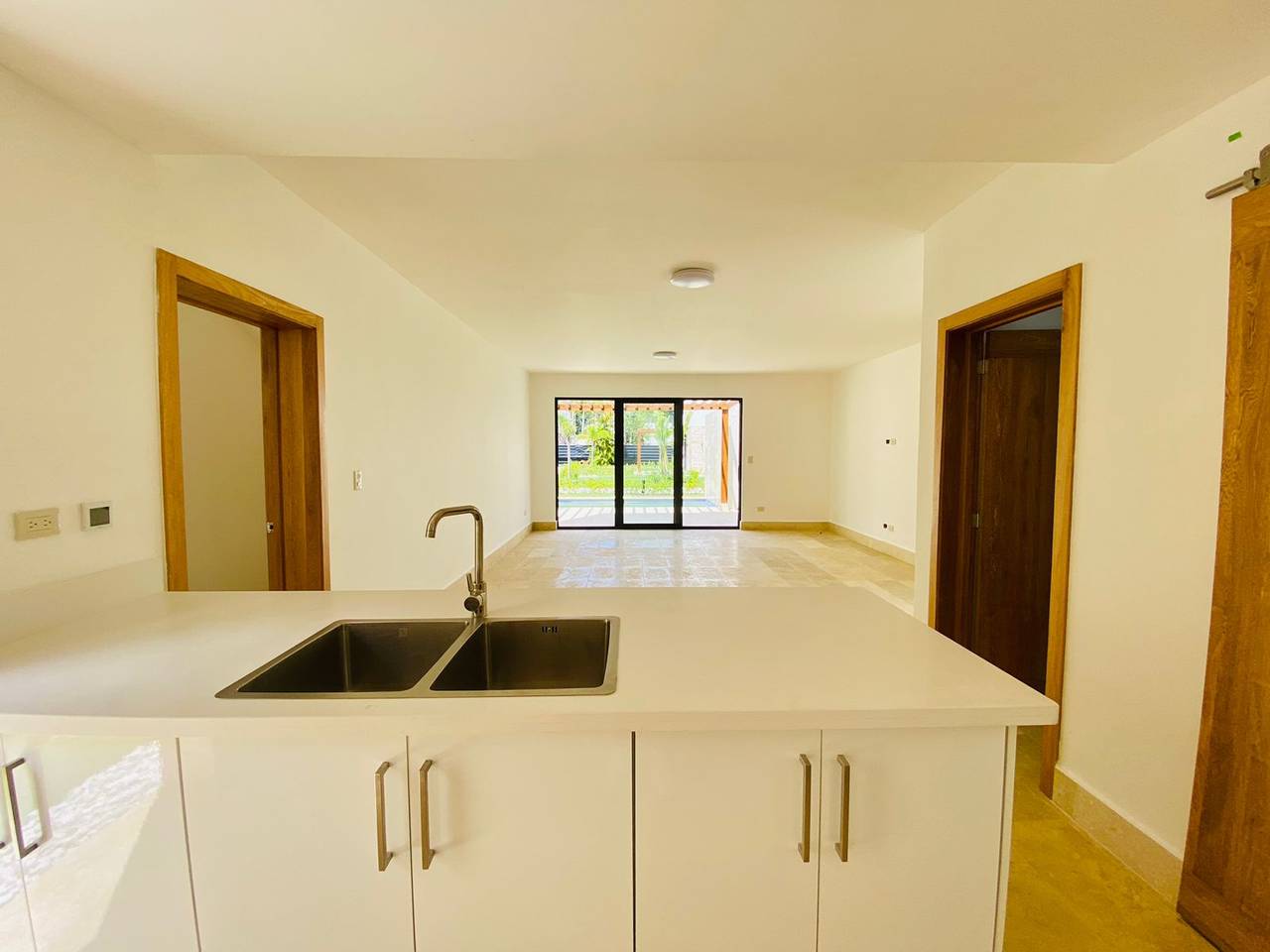 Hermosa Villa de Playa con 2 Habitaciones y Piscina de Venta en Playa Dorada!