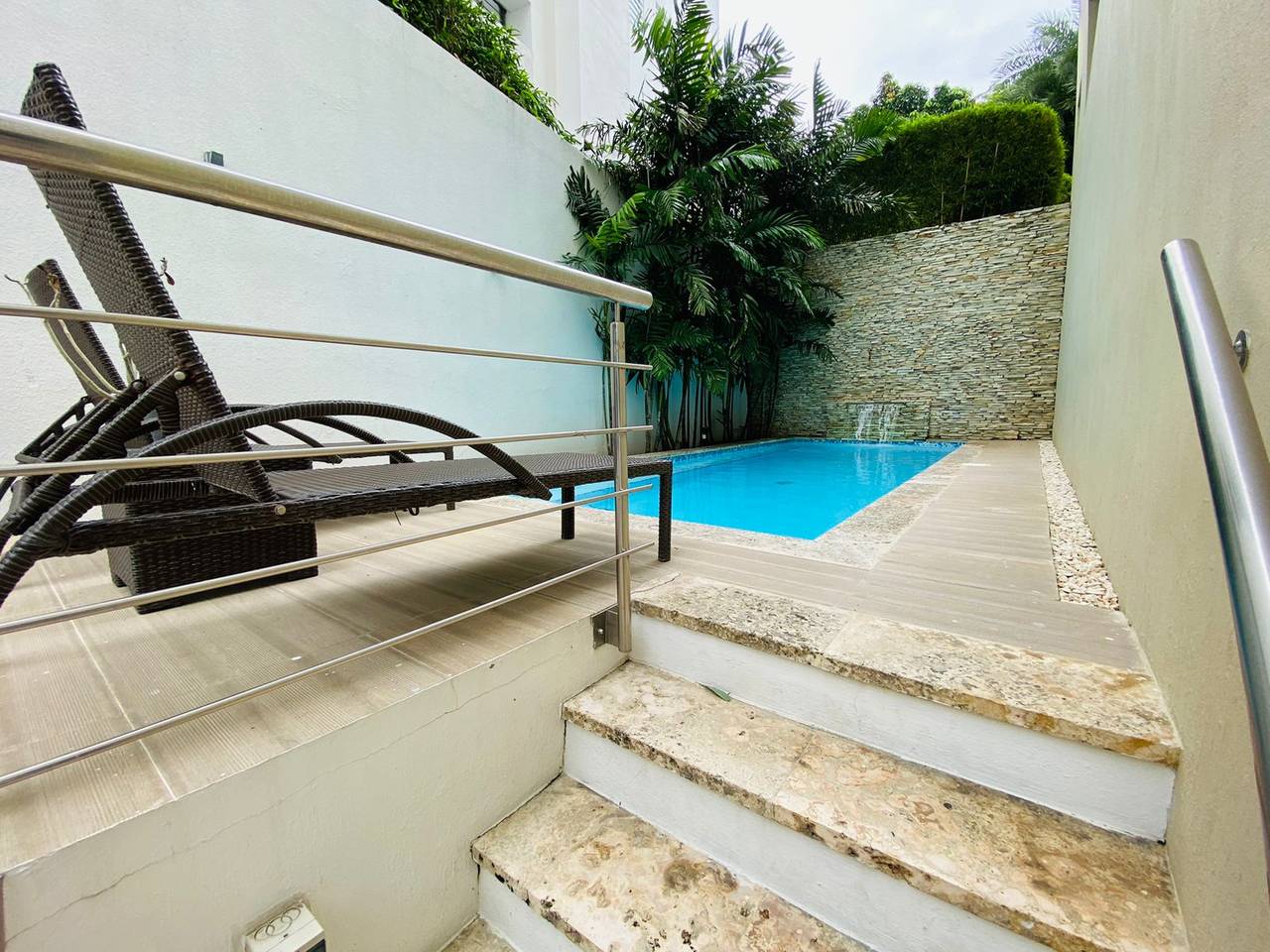 Elegante y Moderno Apartamento con 3 Habitaciones, Piscina Climatizada y Gimnasio Equipado de Venta en La Esmeralda!