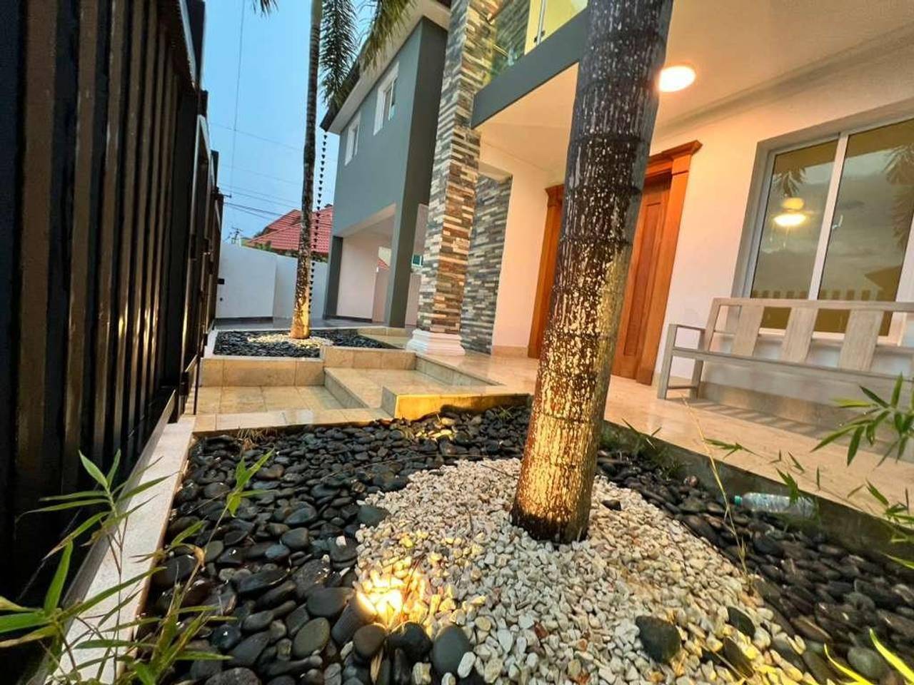 Amplia y Elegante Casa de 2 Niveles con 4 Habitaciones y Terminaciones en Mármol de Venta en Villa María!