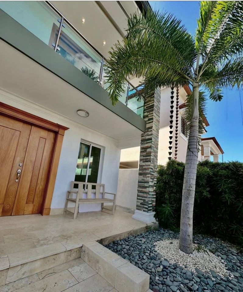 Amplia y Elegante Casa de 2 Niveles con 4 Habitaciones y Terminaciones en Mármol de Venta en Villa María!